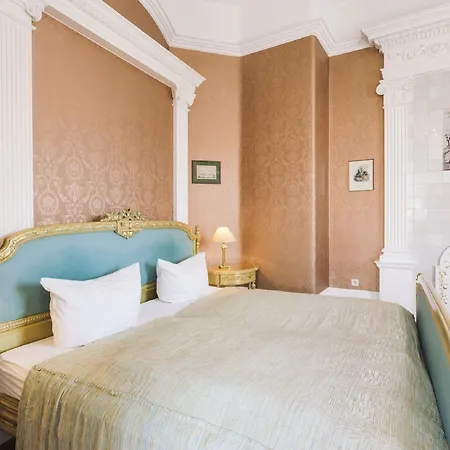 מלון Burghotel 3*